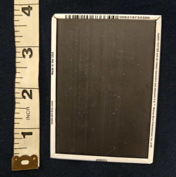 NWOT Harry Potter Hogwarts Crest Magnet - Picture 2 of 2